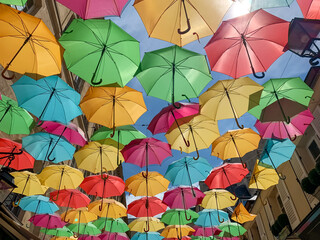 Fototapeta na wymiar Parapluies colorés dans une rue de Paris 