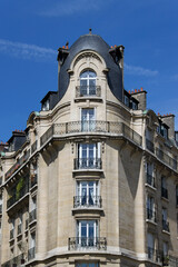 Fototapeta na wymiar Immeuble bourgeois résidentiel à Paris