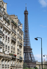 Tour Eiffel vue depuis une rue à Paris