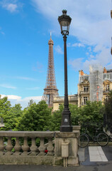 Fototapeta na wymiar Tour Eiffel vue depuis une rue à Paris
