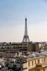 Tour Eiffel vue depuis un toit à Paris