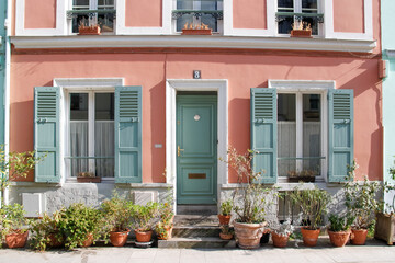 Fototapeta na wymiar Maison rose rue Crémieux à Paris 