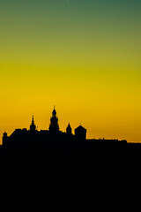 Wschód słońca sylwetka Wawelu widziane z Błoń 