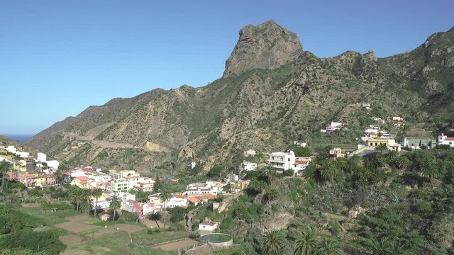 Schwenk &uuml;ber Vallehermoso mit Roque El Cano, La Gomera, Kanarische Inseln, Spanien