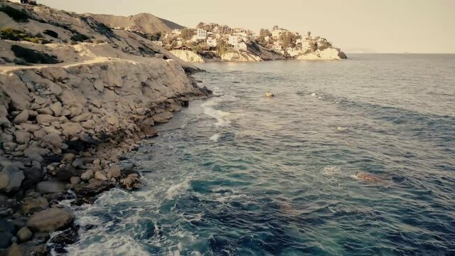 Vista a&eacute;rea de toda la costa pedregosa con el oleaje.
