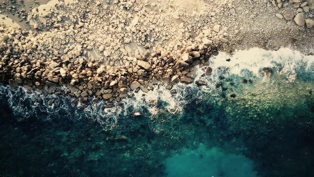 Vista a&eacute;rea de la costa de piedras  con el oleaje