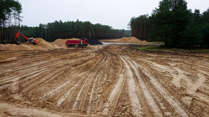 Budowa nowej drogi. Wykopy. © WalDec