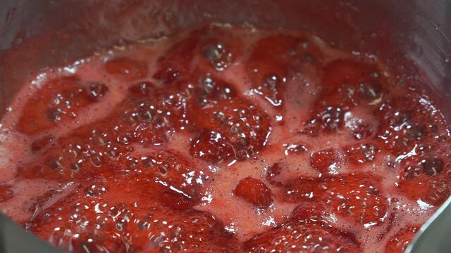 苺ジャムをぐつぐつ煮込んでいる様子