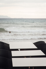 Des tables et des chaises d'un restaurant de plage. Un restaurant vide pendant le confinement....