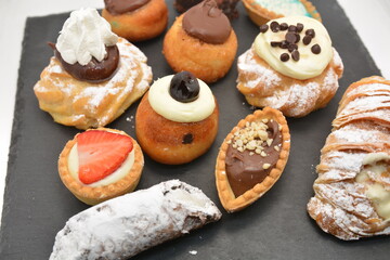 piccola pasticceria napoletana dolci con crema panna cioccolato liquore zucchero a velo frutta 