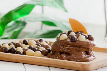 Obleas cubiertas de crema de avellanas y bolitas de chocolate