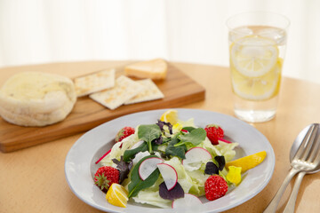 ヘルシーで鮮やかでフレッシュなサラダのイメージ