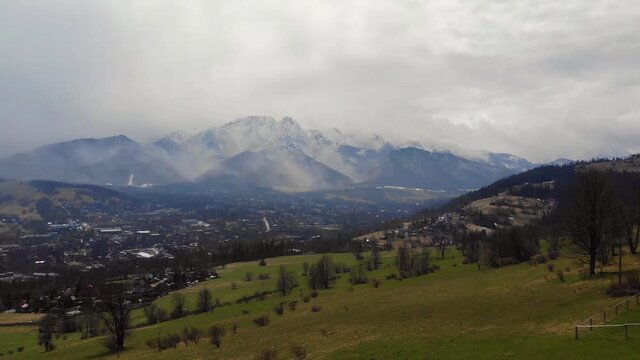 Widok na mgliste miasto Zakopane i panoramę polskich g&oacute;r - tatry