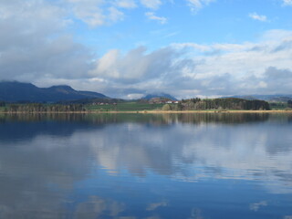 Hopfensee Frühlingsmorgen mit Wolkenspiel