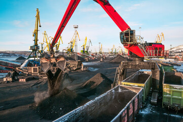 Manipulator crane unloads coal at the seaport