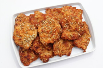 Panierte Schnitzel mit Sonnenblumenkernen.