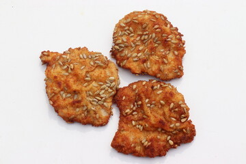 Panierte Schnitzel mit Sonnenblumenkernen.