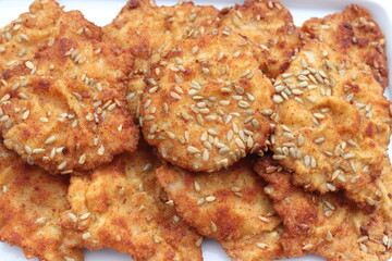 Panierte Schnitzel mit Sonnenblumenkernen.