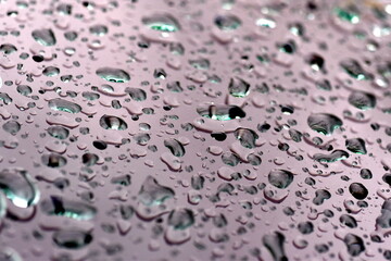 Regentropfen auf einer Autoscheibe