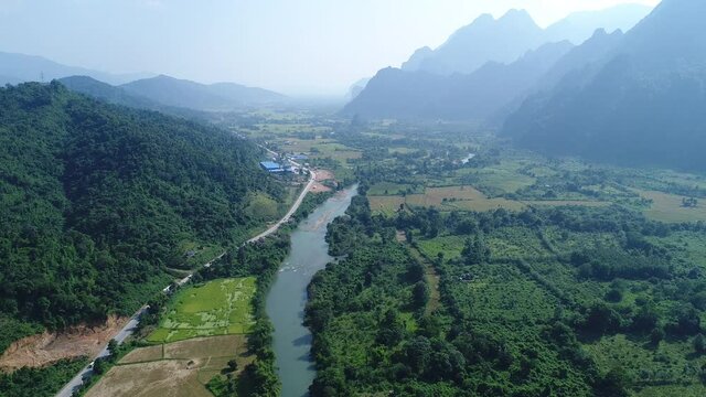 Rivi&egrave;re de Nam Song pr&egrave;s de ville de Vang Vieng au laos vue du ciel
