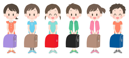 笑顔でランドセルを持つ子どもたち