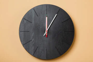 minimalist wall clocks shows one o'clock