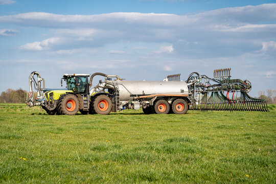 Bodennahe und präzise Gülleausbringung auf Grünland mit moderner Landtechnik - landwirtschaftliches Symbolfoto.