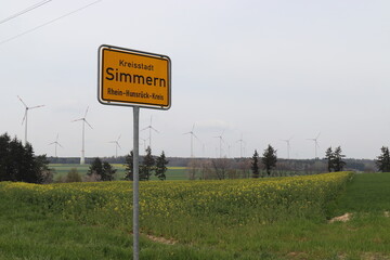 Orstsschild Simmern. Windpark und Rapsfeld.