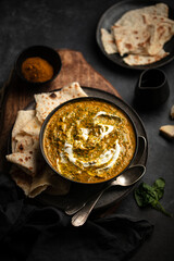 Bol de palak paneer tomate et épinard indien avec naans
