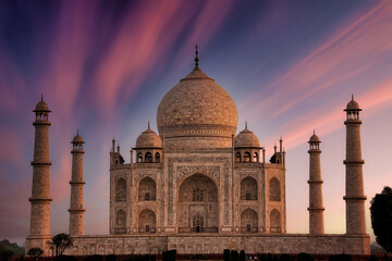 Fototapeta na wymiar Le Taj Mahal en Inde au crépuscule