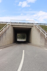 Unterführung einer Autobahn.