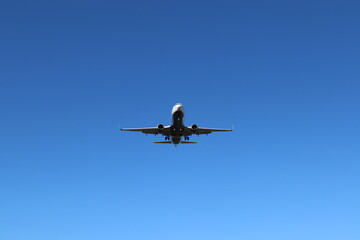 Fototapeta na wymiar Avión aterrizando en Palma de Mallorca ( Islas Baleares)