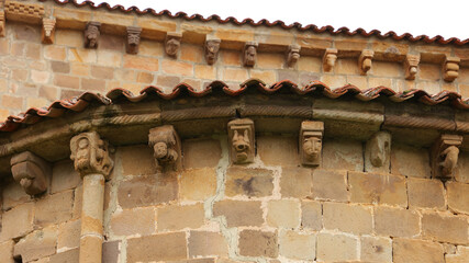 Fototapeta premium Canecillos del Convento de San Martín de Elines, Cantabria, España