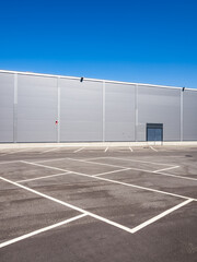 Fototapeta na wymiar Empty parking in front of an aluminium cladding modern building