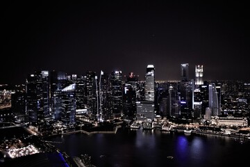 Fototapeta na wymiar Skyline nocturno de Singapur