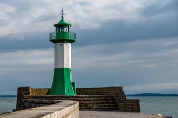 Sassnitz Rügen Leuchtturm vor dunklem Himmel