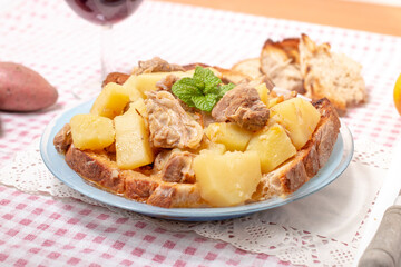 Lamb stew with potato and toasted bread