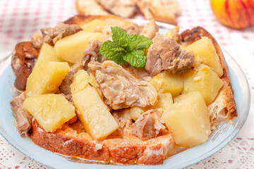 Lamb stew with potato and toasted bread