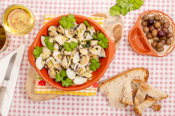 Clams with garlic and parsley