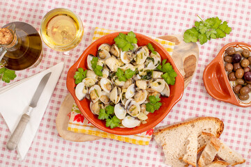 Clams with garlic and parsley