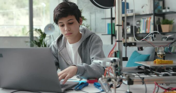 Intelligent student using a 3D printer at home