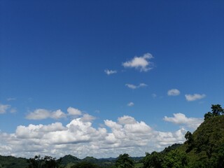 el brillo del sol y su cielo azul