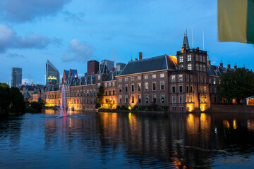 Fototapeta premium Het Binnenhof, the Dutch government building in The Hague, with fountain in the evening