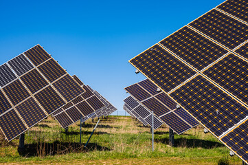 Solarpark mit Solarzellen auf Drehgestell mit Nachführsystem