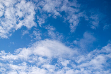 Fondo de cielo azul con nubes blancas de primavera. Meeteorología