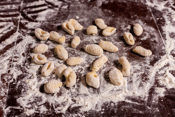 manos de mujer amasando ñoquis