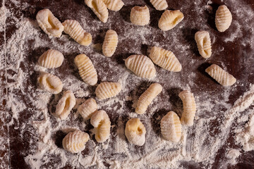 manos de mujer amasando ñoquis