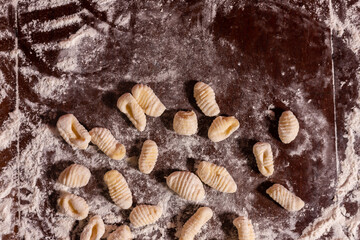 manos de mujer amasando ñoquis