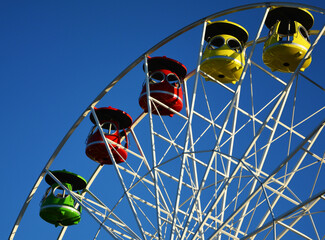 diabelski młyn, kolorowa karuzela, colorful carousel against the blue sky, Ferris wheel against...