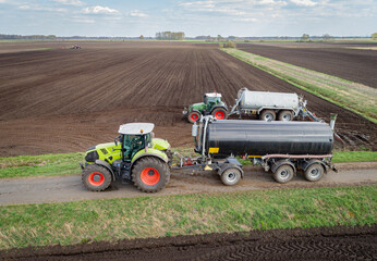 Ackerbau - Transport der G&uuml;lle mit moderner Landtechnik zum Feld, landwirtschaftliches Symbolfoto.